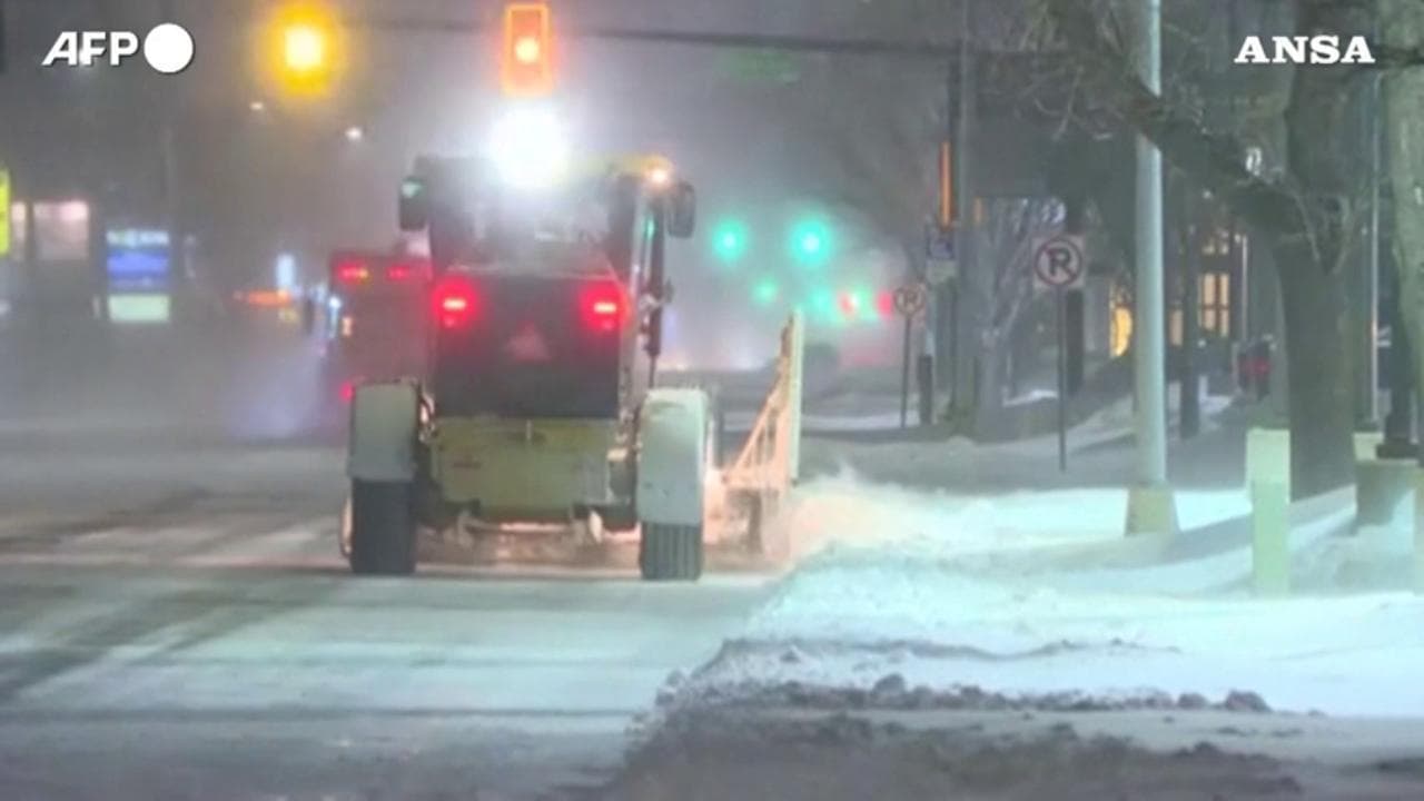 Usa, violenta tempesta di neve nel South Dakota: aerei fermi e voli cancellati