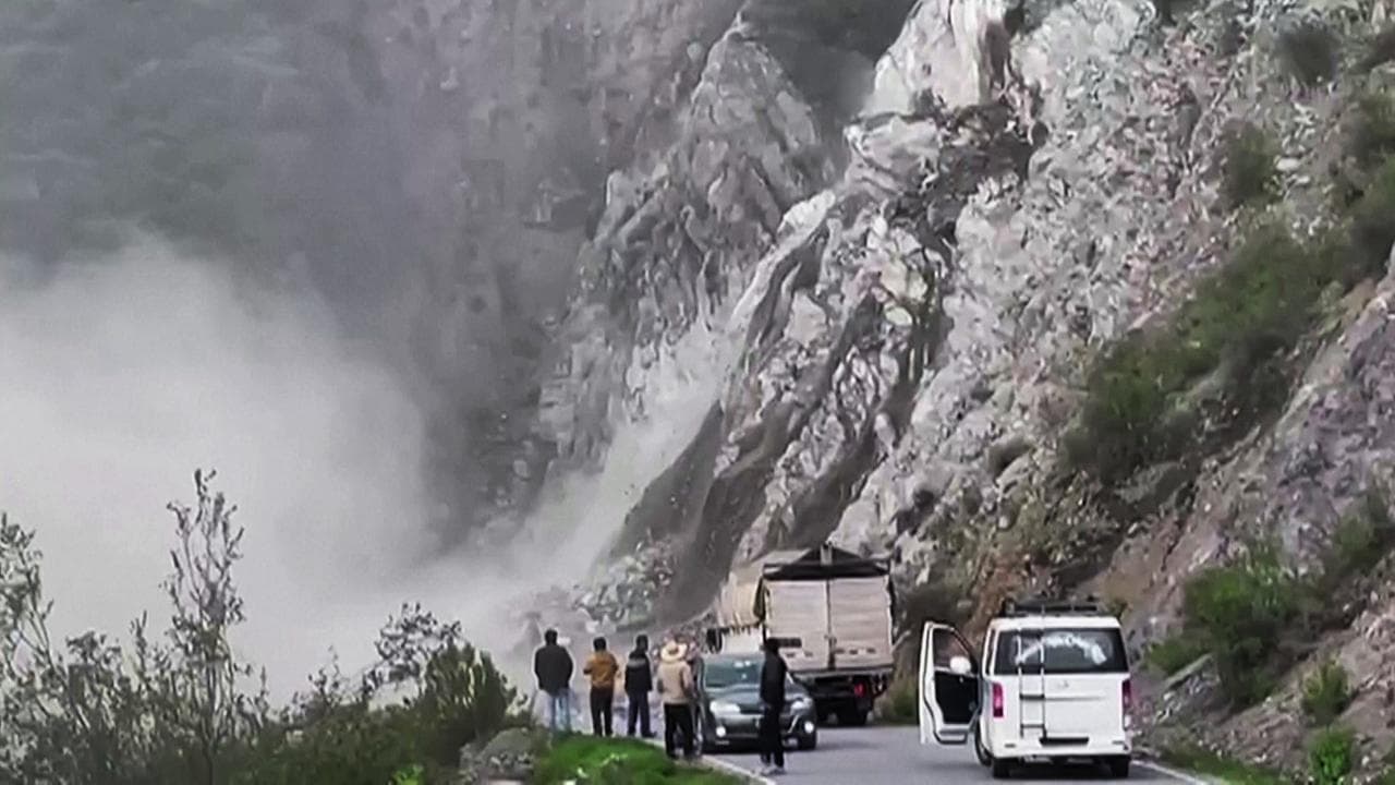 Perù, frana travolge la strada: il momento del crollo ripreso in un video