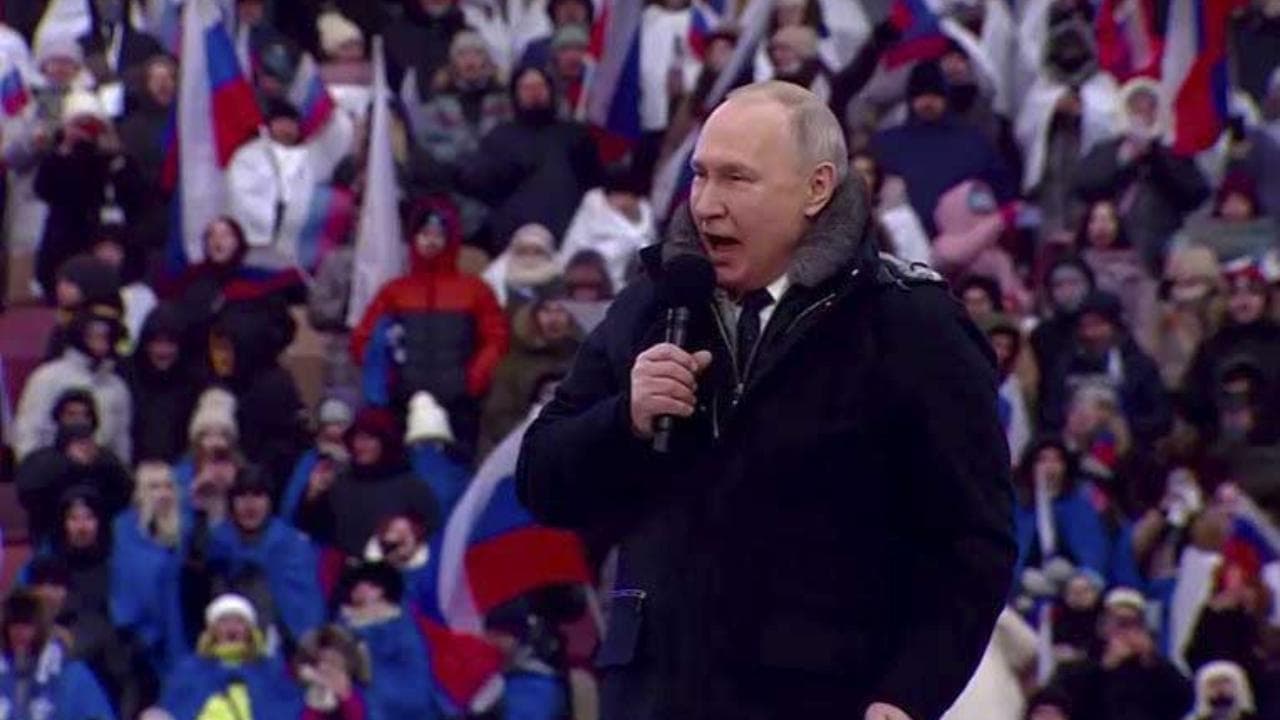 Mosca al concerto in onore dei soldati Putin incita la folla: “Urrà! Urrà! per gli eroi!"