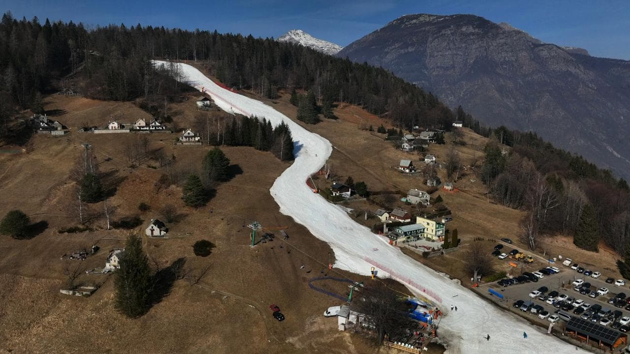 Domodossola, la pista è una striscia bianca: resta solo la neve artificiale