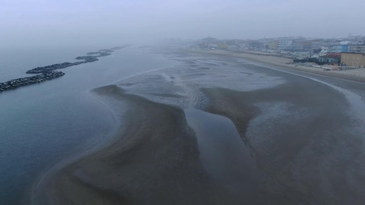 Bassa Marea eccezionale anche in Riviera, il mare si 'ritira' dalla spiaggia di Cesenatico: ecco perché