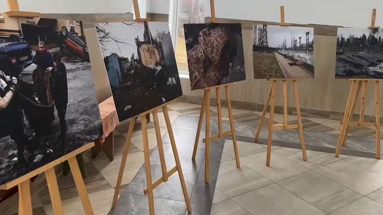 A Bucha la mostra fotografica sui bombardamenti allestita nella chiesa Ortodossa di Sant'Andrea