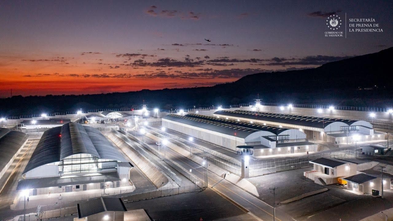 Viaggio nel carcere più grande dell'America Latina a El Salvador, per i 40mila criminali non c'è via d'uscita