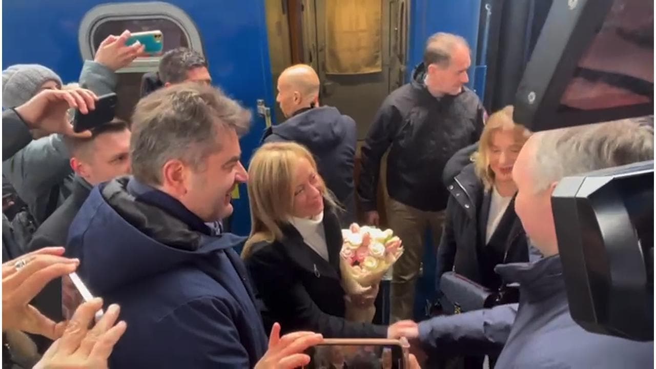 L'arrivo di Meloni a Kiev: "Onorata, doveroso essere qui"