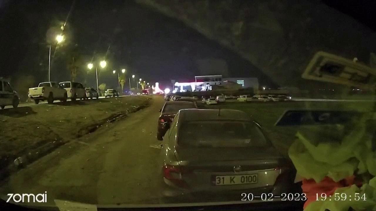 Turchia, nuovo terremoto filmato in un'auto: la città sprofonda nell'oscurità e il veicolo sobbalza