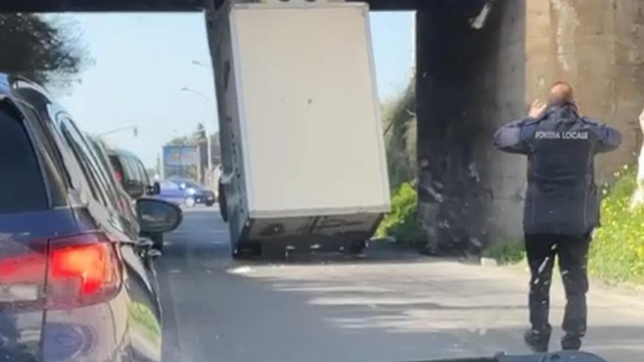 L'incidente "inspiegabile" del camion in Sicilia: rimane bloccato in verticale sotto un ponte