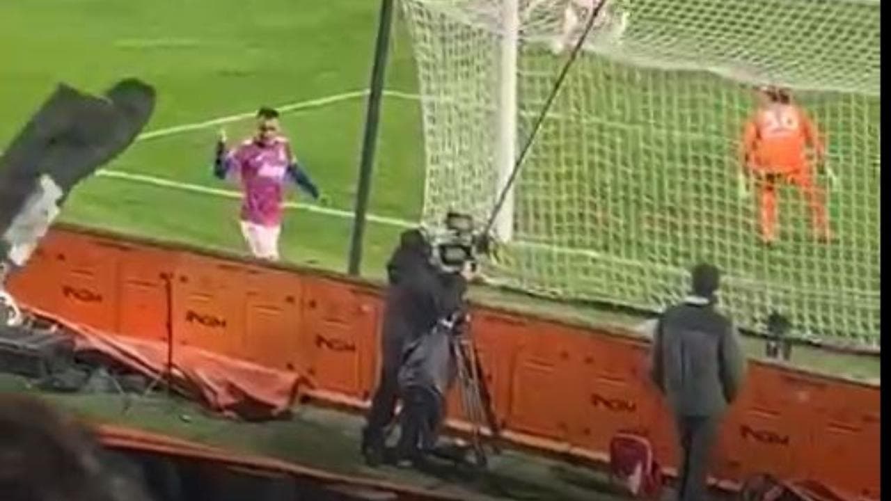 Gli insulti razzisti allo juventino Kostic dalla curva dello Spezia: "Zingaro, sei una m***"