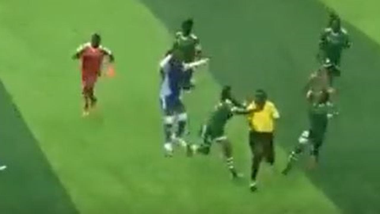 Follia in Congo, arbitro inseguito e preso a calci e pugni dalle giocatrici in campo