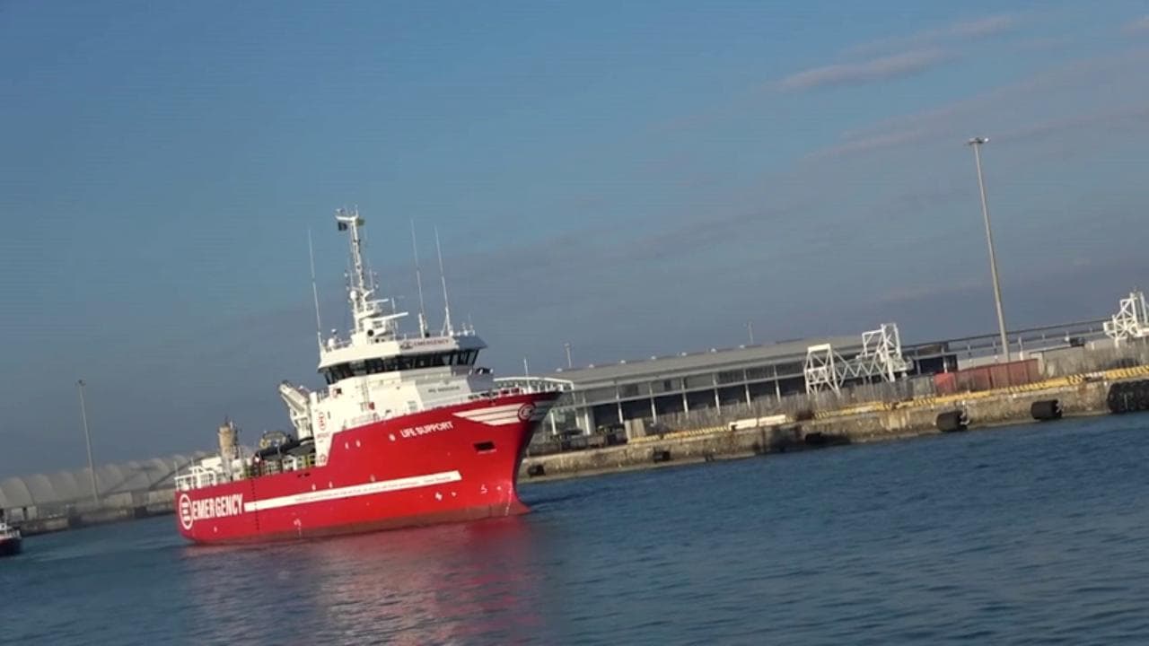 Migranti, la nave di Emergency a Civitavecchia con 156 naufraghi. Gli studenti: 'Benvenuti'