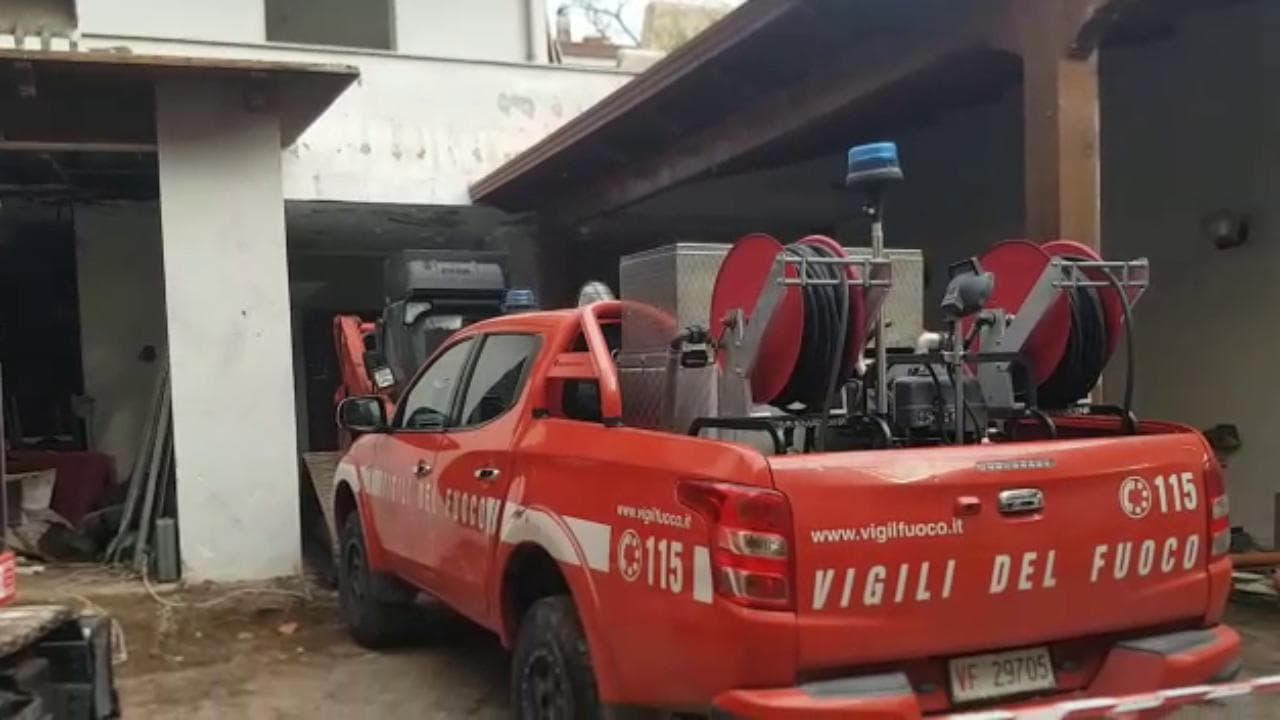 Camorra: le ruspe buttano giù la villa bunker del boss Zagaria
