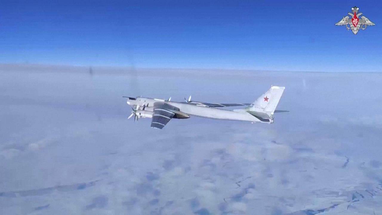 Bombardieri Tupolev Tu-95 intercettati in Alaska, i video diffusi dalla Difesa russa: "Volo di routine"