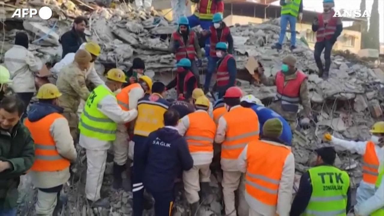 Terremoto in Turchia, i soccorritori ucraini trovano una sopravvissuta tra le macerie ad Antiochia