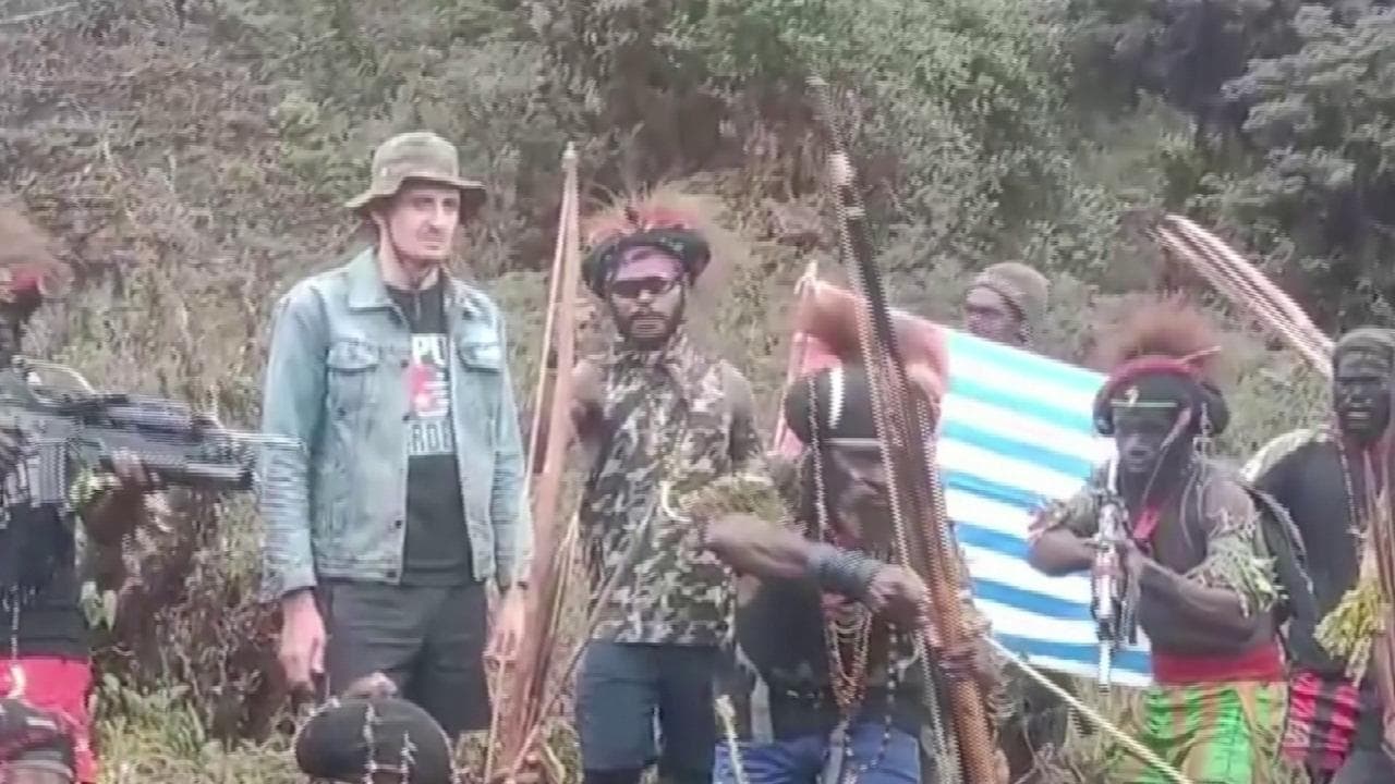 Papua Nuova Guinea, indigeni fanno prigioniero un pilota neozelandese e incendiano il suo aereo
