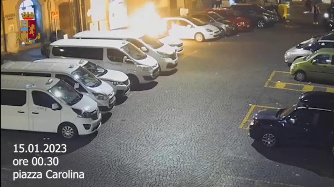 Incendi appiccati in centro a Napoli, arrestato piromane a Milano