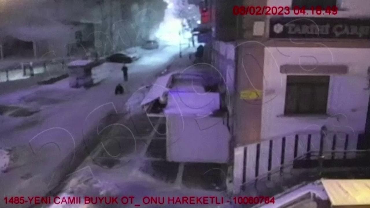 Turchia, 6 febbraio ore 4.18: i palazzi crollano, i passanti immobilizzati dal terrore. Il video
