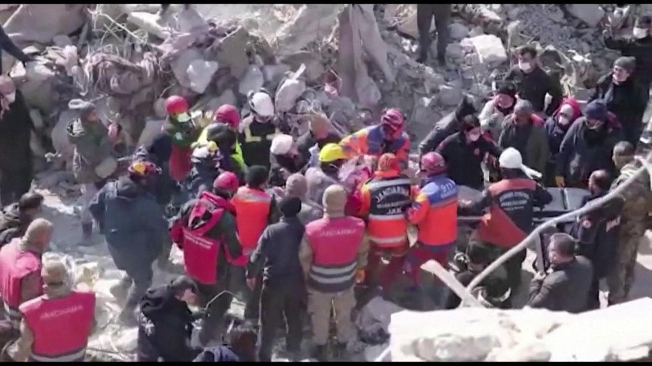 Terremoto in Turchia, due donne estratte vive dalle macerie dopo 203 ore
