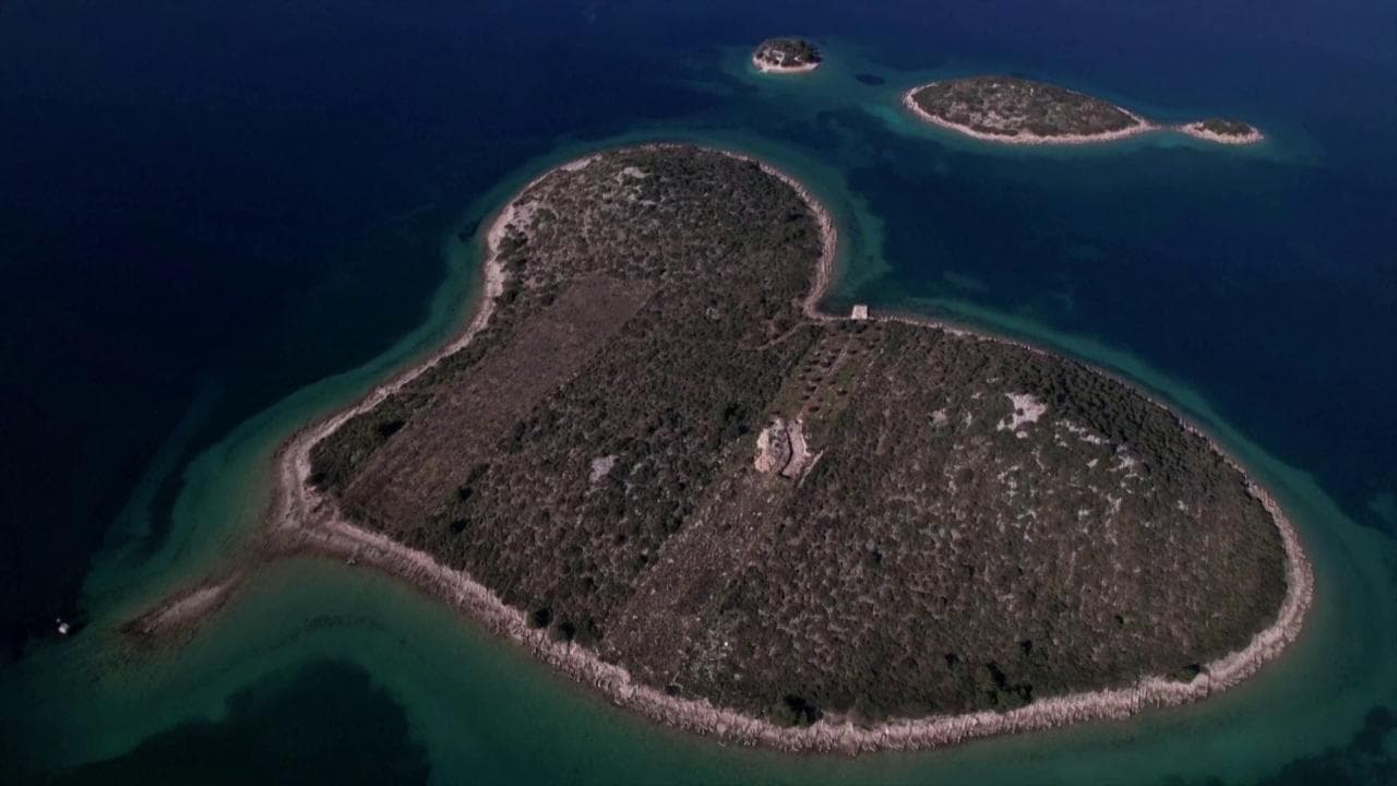 Croazia, il regalo ideale per San Valentino: in vendita un'isola a forma di cuore