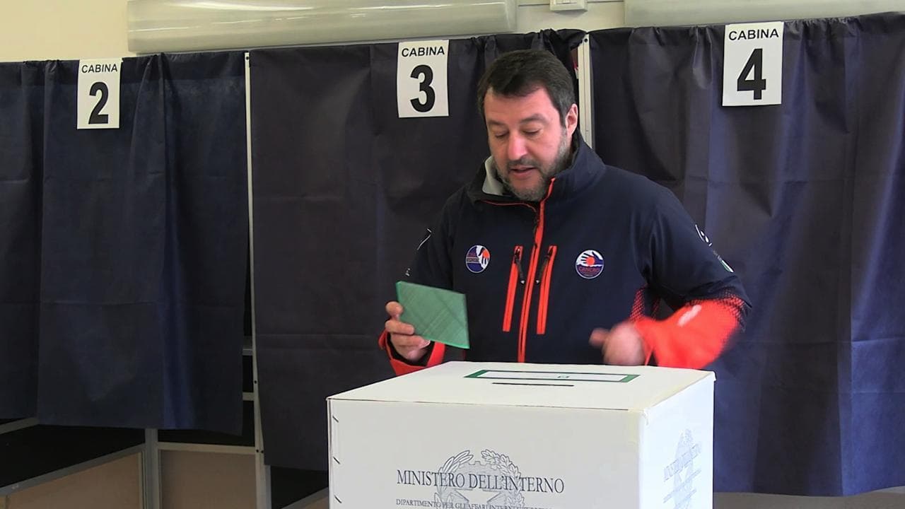 Ucraina, l'imbarazzo di Salvini dopo le parole di Berlusconi: vota e non risponde ai cronisti