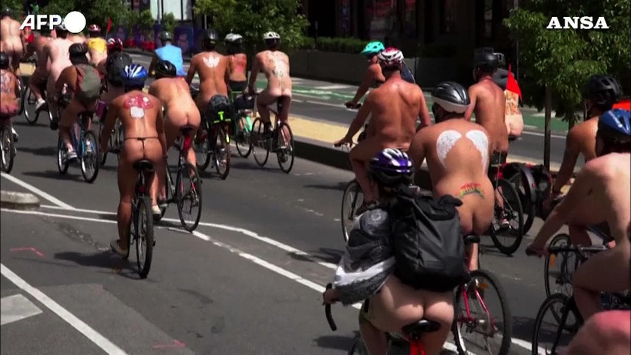 Australia, come in "Bicycle Race" dei Queen: centinaia di ciclisti nudi per le strade di Melbourne