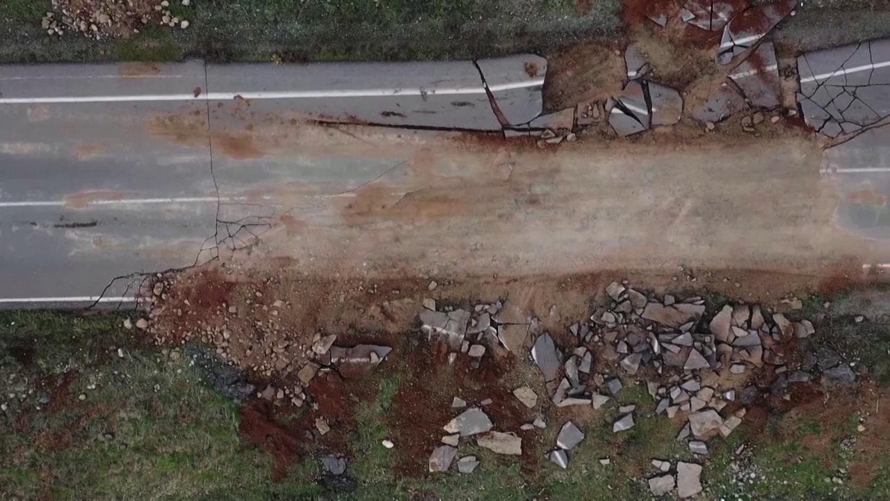 Terremoto in Turchia, le enormi spaccature nel terreno create dal sisma a Tevekkelli: il video dal drone