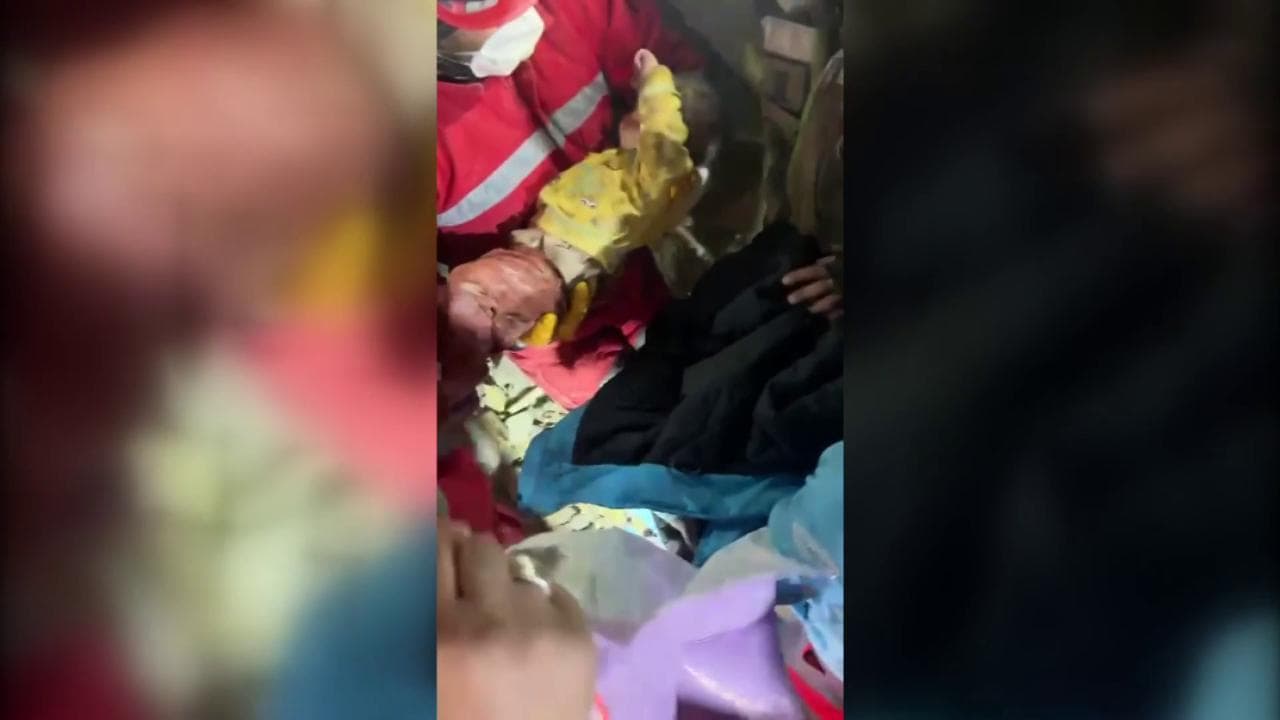 Terremoto in Turchia, bambino di 7 mesi salvato dopo 140 ore: i soccorritori lo credono morto, poi la gioia