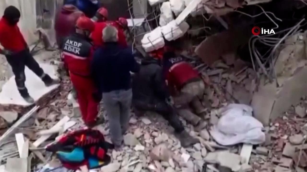 Turchia, il soccorritore viene travolto dalle macerie di un palazzo durante la ricerca di superstiti