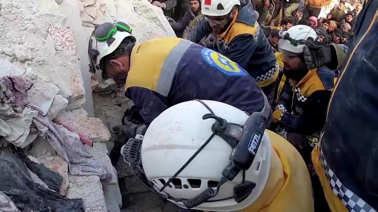 Terremoto, Idlib: il soccorritore chiama, i bimbi rispondono, poi la sega elettrica e gli occhi della piccola estratta viva