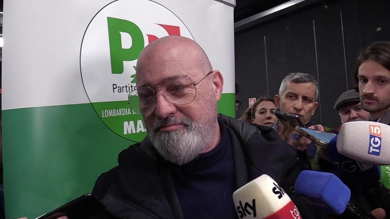 Primarie Pd, i candidati uniti per una notte: abbracci e baci tra Bonaccini e Schlein