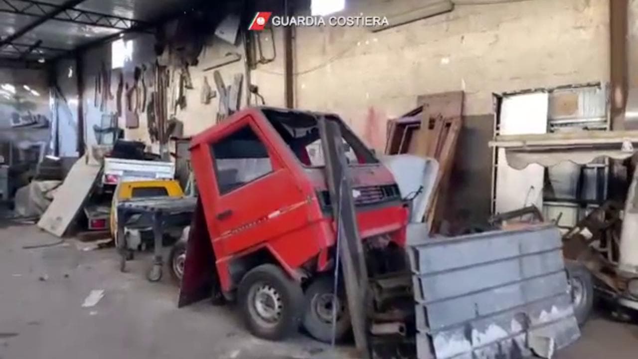 Cimitero di auto e rifiuti tossici in un capannone a Boscoreale, scatta il sequestro