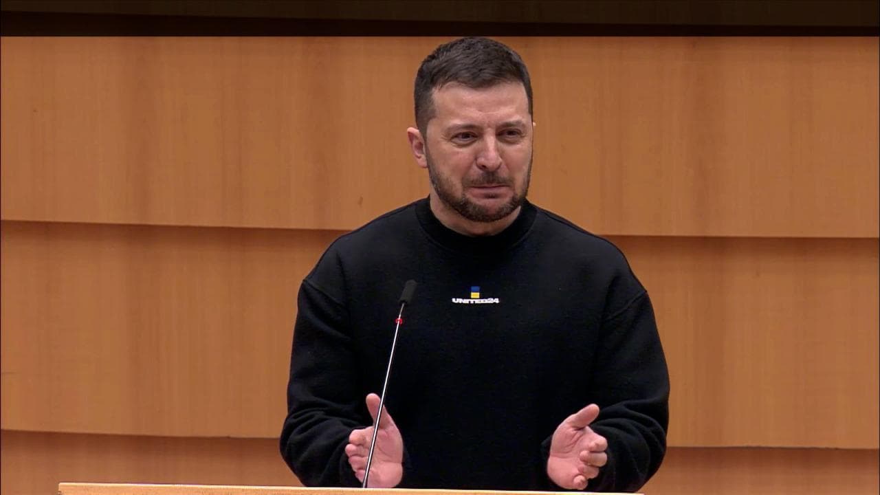 Bruxelles, Zelensky saluta con "Slava ucraina", l'assemblea risponde in ucraino e lui si commuove