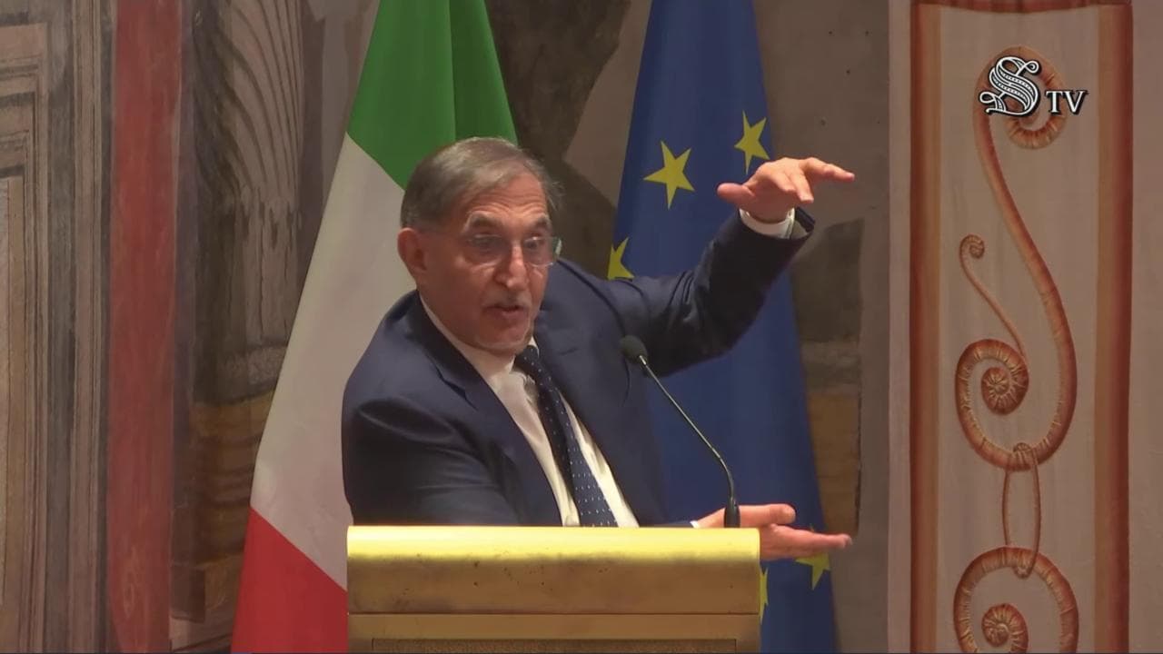 Ignazio La Russa: "Ho un busto del duce, me l'ha lasciato mio padre e non lo butterò mai"