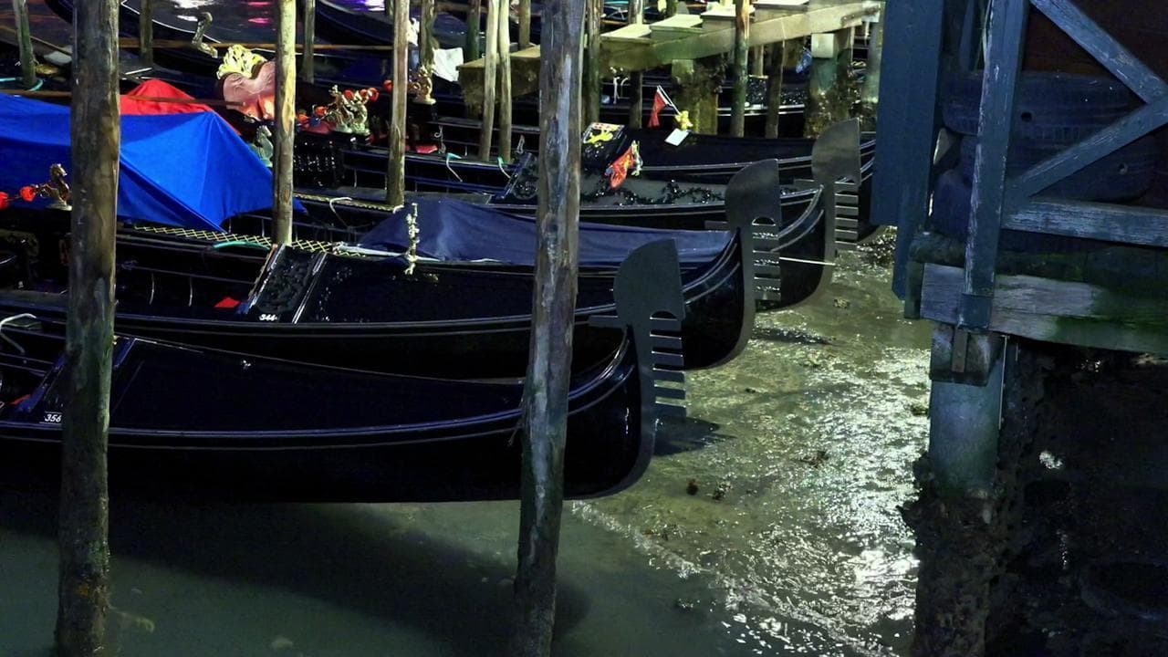 Venezia, la bassa marea è eccezionale: canali all'asciutto e gondole in secca