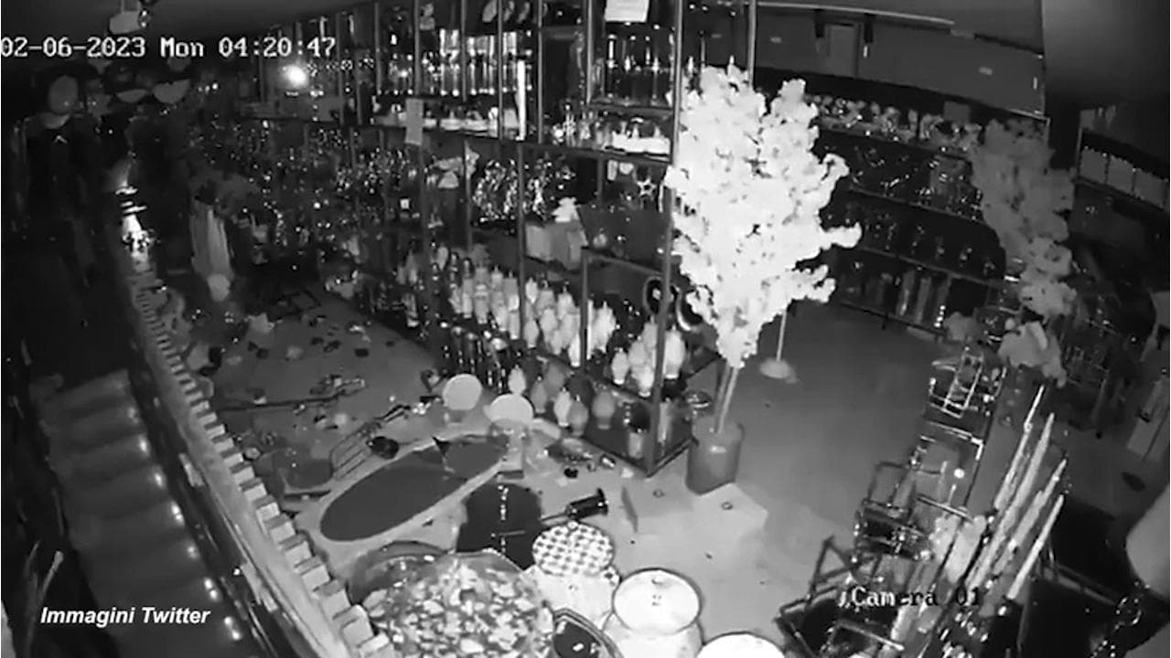 Terremoto in Turchia, la scossa ripresa dalle telecamere di sicurezza di un locale a Gaziantep