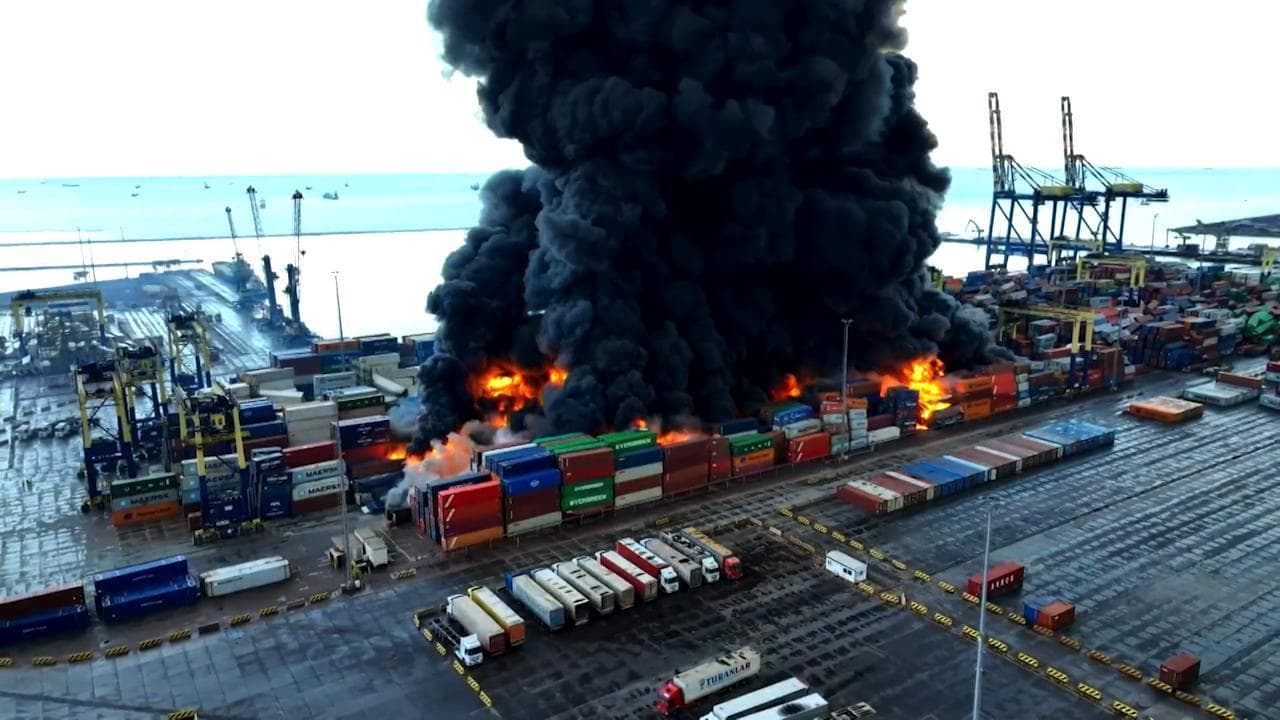 Terremoto in Turchia, vasto incendio nel porto di Iskenderun: il video dal drone