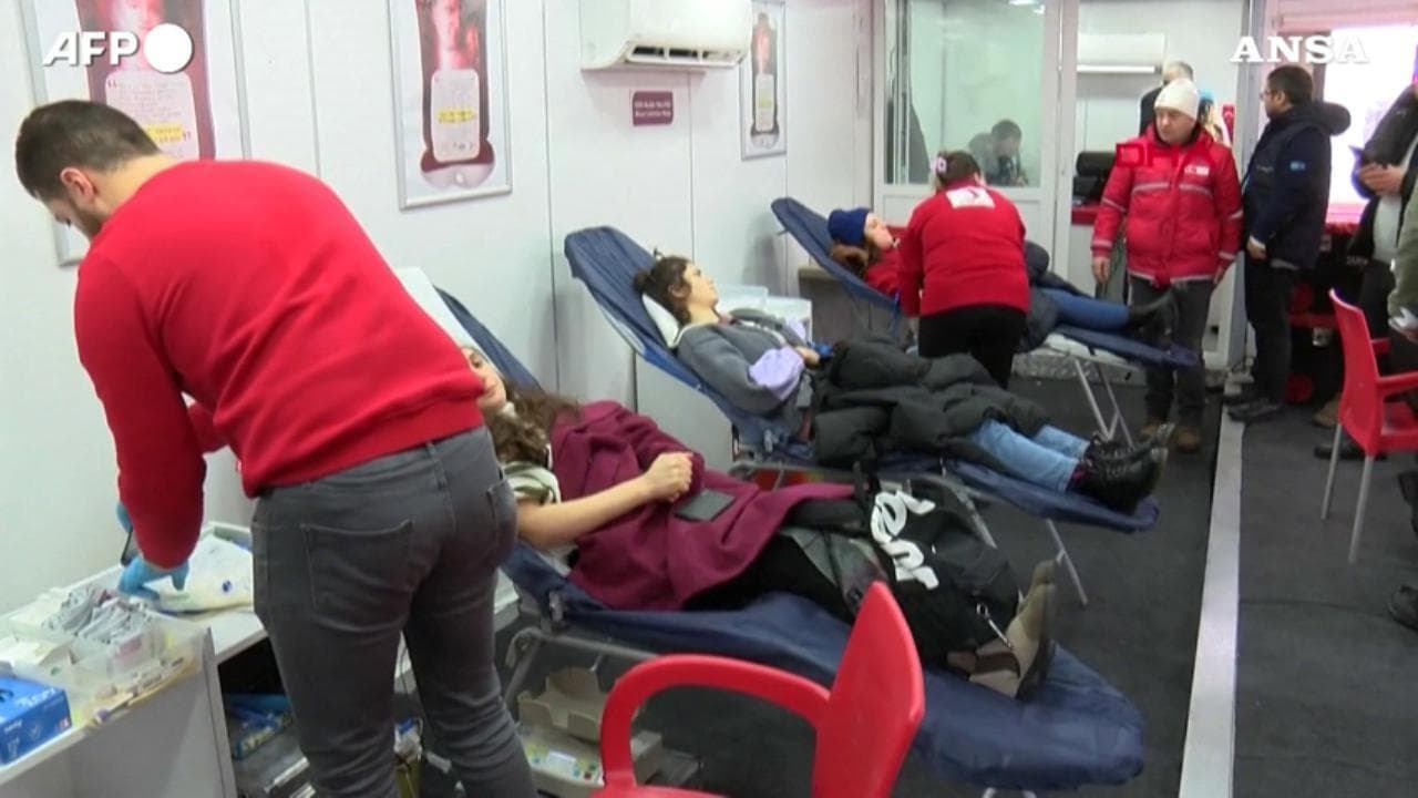 Terremoto in Turchia, a Istanbul in tanti donano il sangue