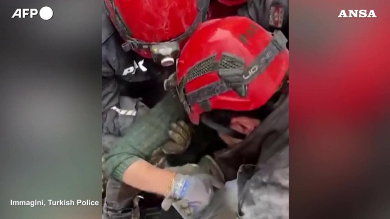 Terremoto in Turchia, donna estratta viva dalle macerie a Diyarbakir
