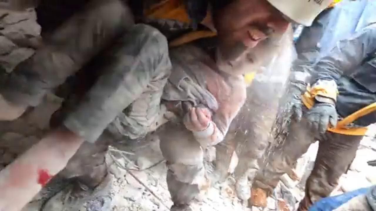 Aleppo, le impressionanti immagini del salvataggio di Ahmed dalle macerie