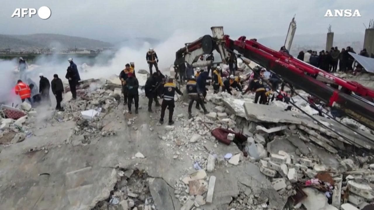Terremoto in Siria, soccorritori scavano tra le macerie nella città di Sarmada