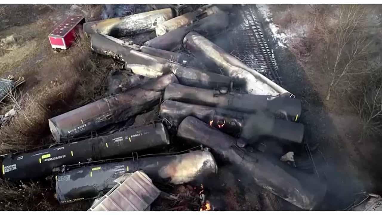 Usa, treno deraglia e prende fuoco in Ohio: le carcasse carbonizzate di decine di vagoni cisterna