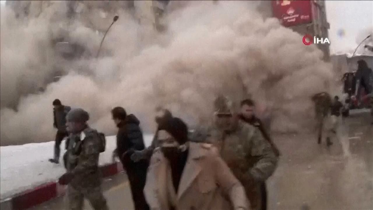 Edificio crolla a Malatya in Turchia dopo il secondo terremoto e quasi travolge i soccorritori