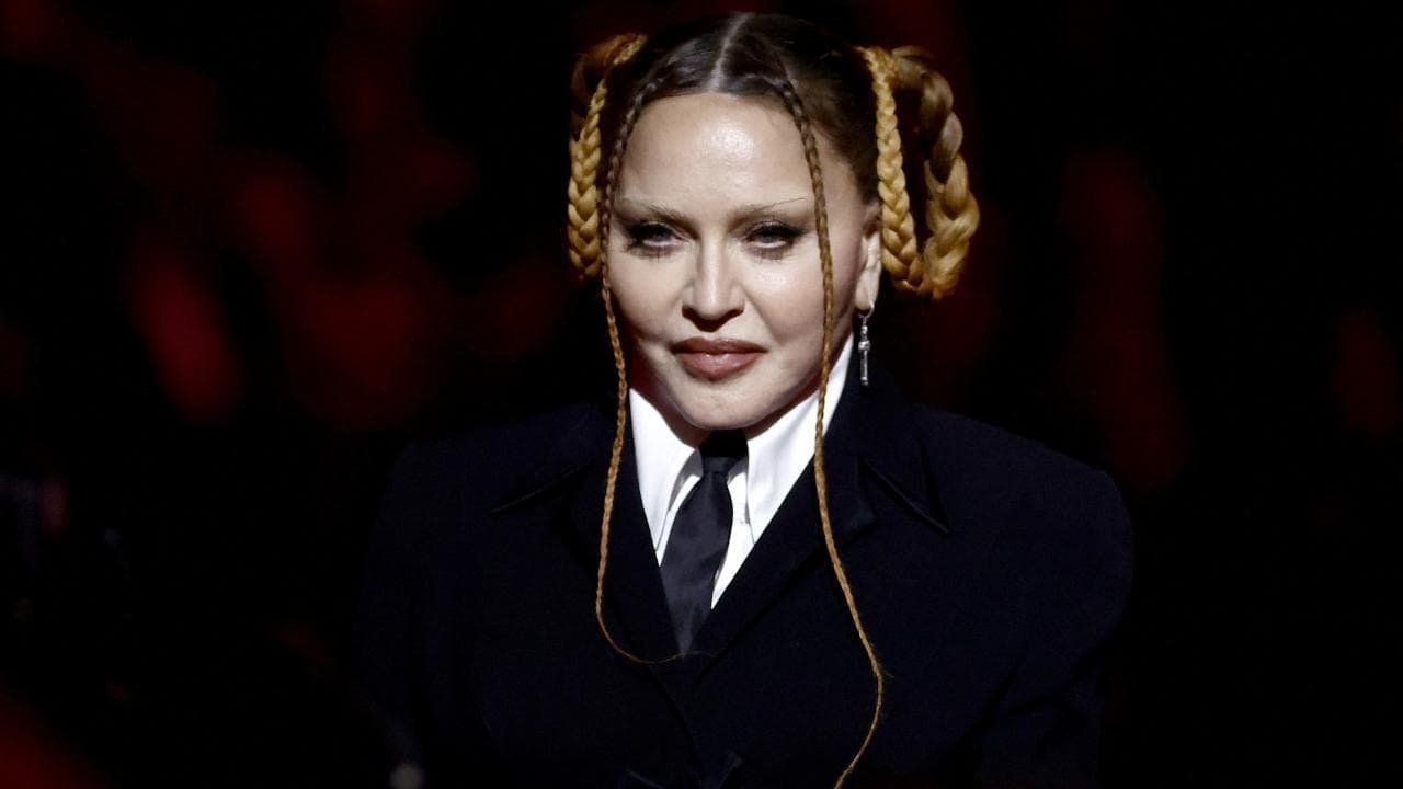 Madonna ai Grammy Awards è irriconoscibile: "Who's that girl?" titolano i tabloid
