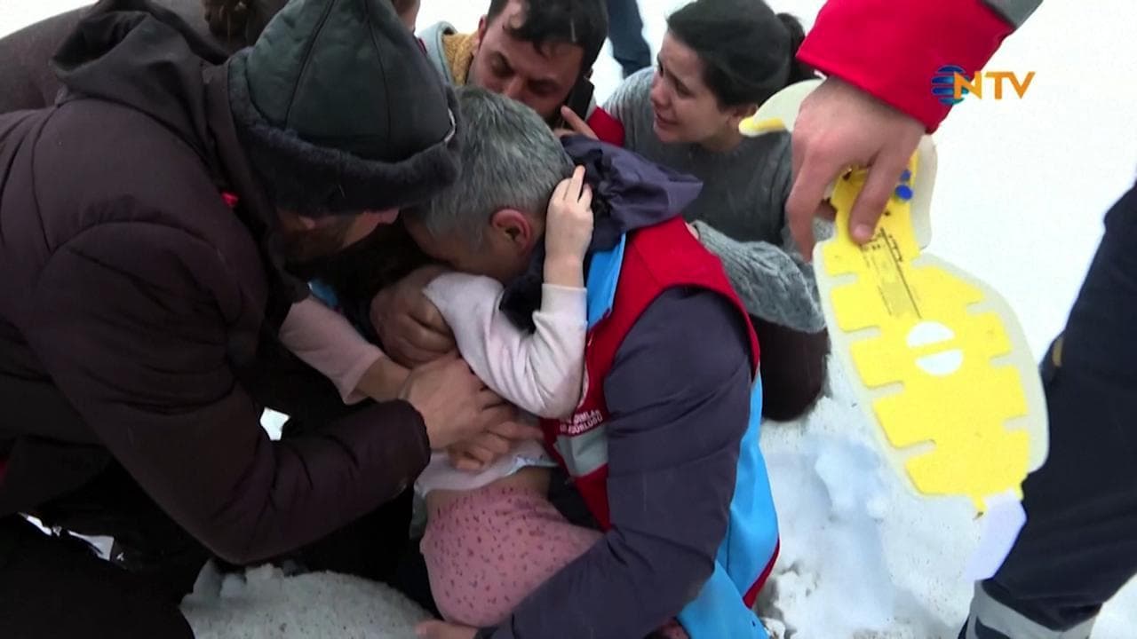 Terremoto Turchia, due bimbi estratti vivi dalle macerie: la gioia dei soccorritori