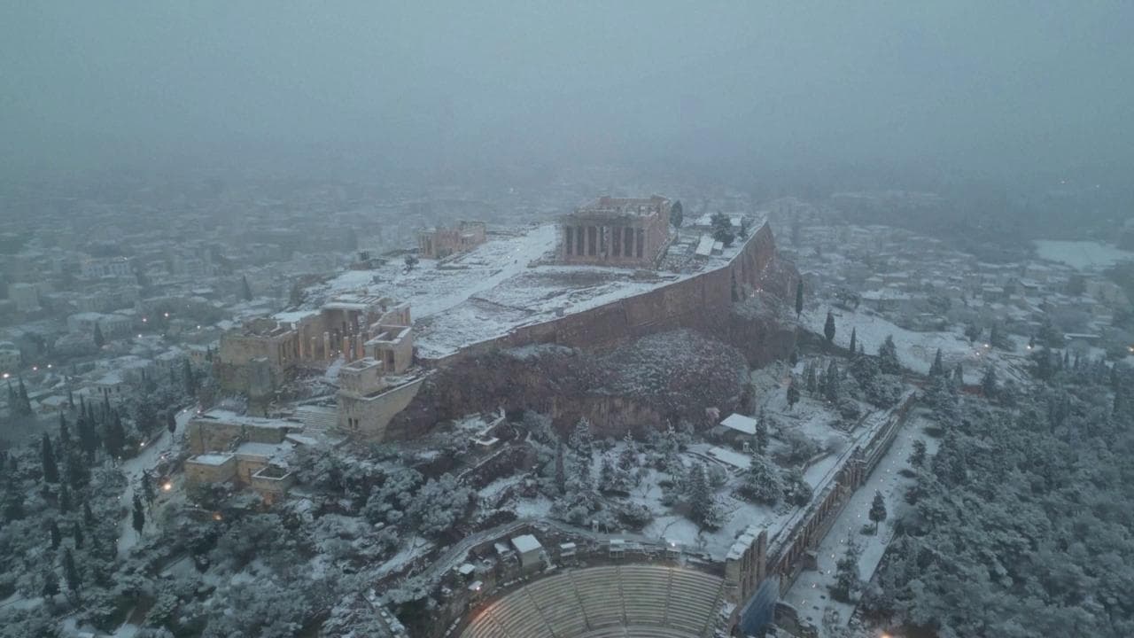 Atene coperta di bianco: forte nevicata, chiudono gran parte delle attività