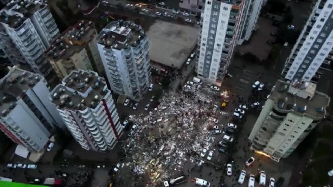 Terremoto in Turchia, distrutto un edificio ad Adana: quelli intorno rimangono intatti