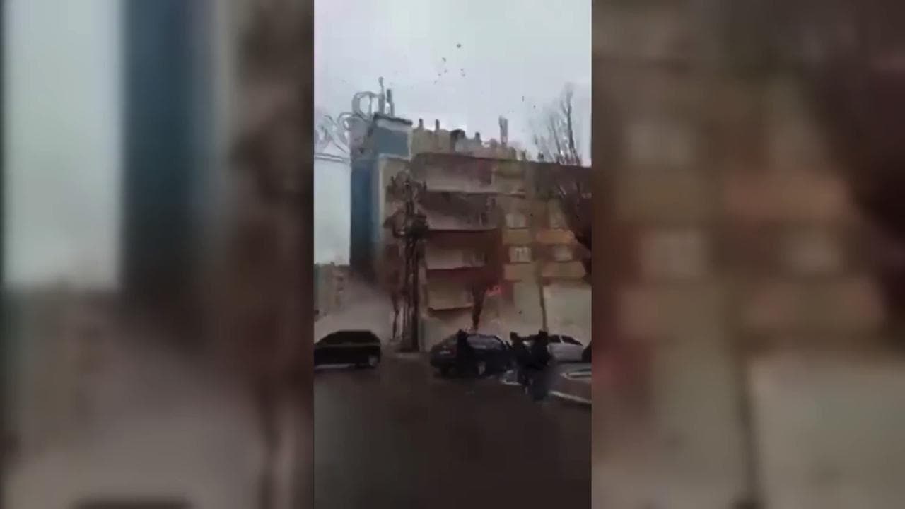 Terremoto in Turchia, palazzina crolla dopo scossa di assestamento: rischia di travolgere auto e persone
