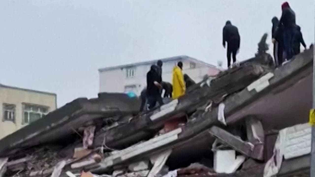 Terremoto in Turchia, la luce del giorno rivela le conseguenze devastanti del sisma: la gente è sui tetti