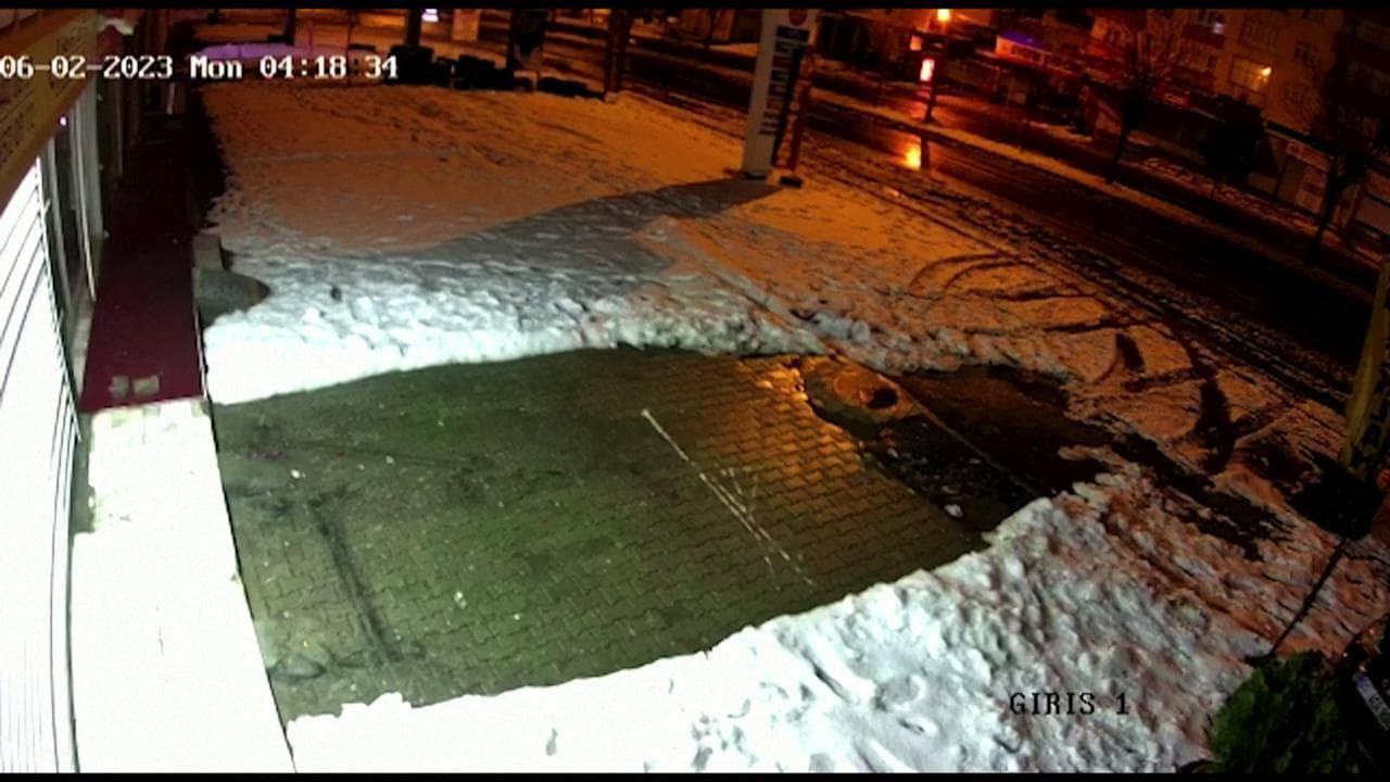 Terremoto in Turchia, la scossa ripresa da una telecamera di sorveglianza: la terra trema e i lampioni si rompono