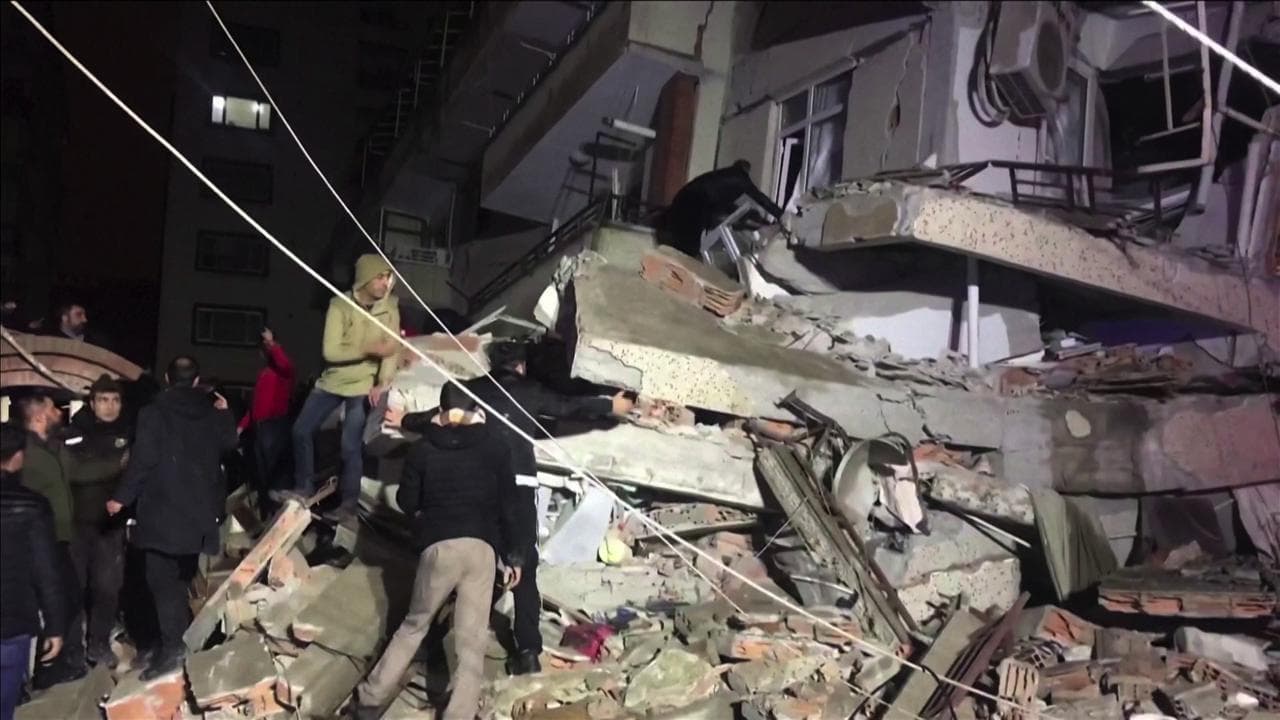 Terremoto in Turchia, la corsa contro il tempo della gente del posto con i soccorritori alla ricerca di sopravvissuti