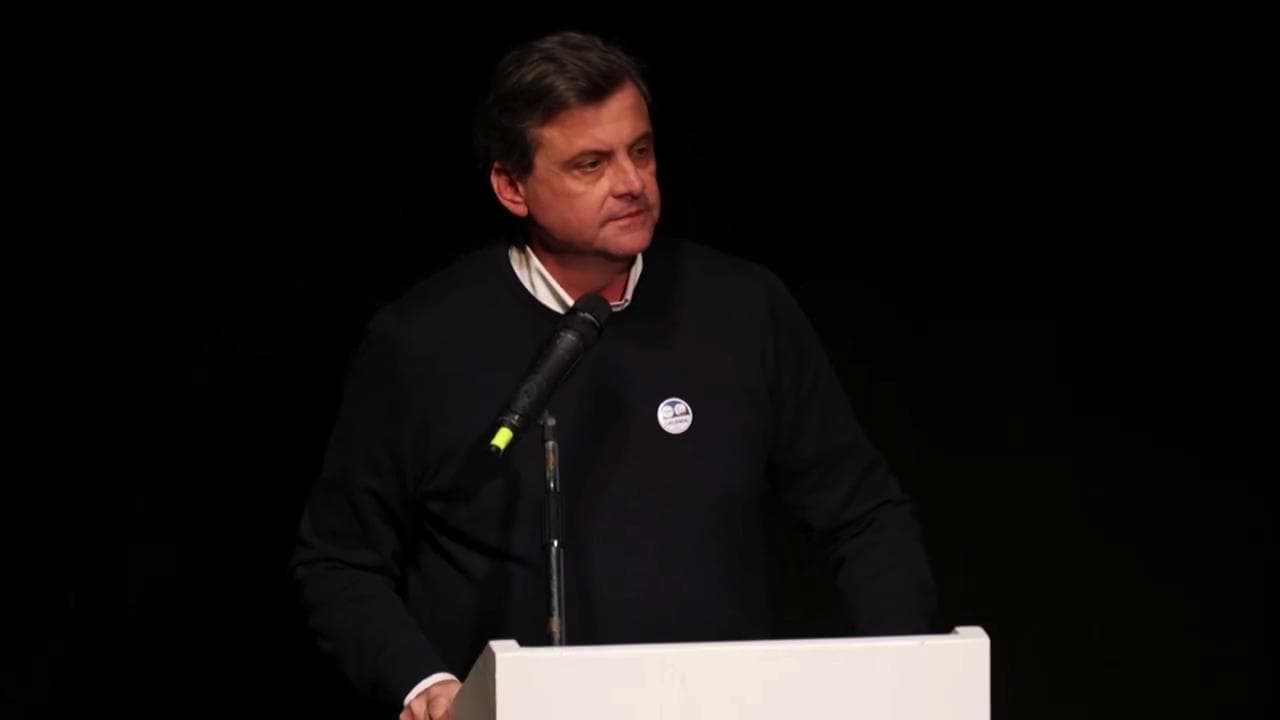 Calenda: "Meloni semifascista". Poi si corregge su Twitter: "Era una battuta"