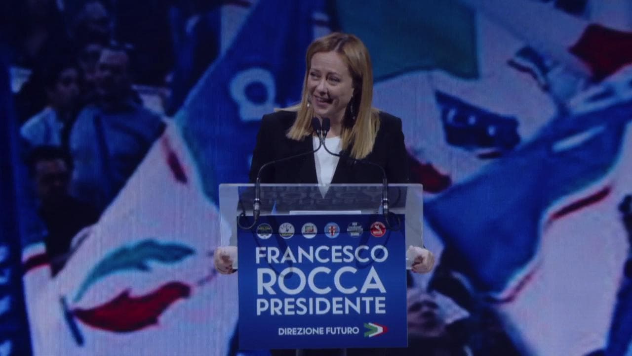 Urlo a Meloni: non abbassare la testa. E lei risponde dal palco: "Nun te preoccupa'..."